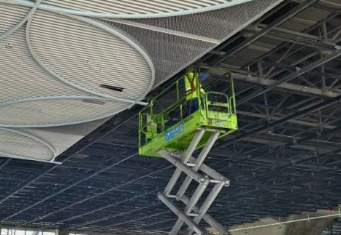 滬蘇湖高鐵練塘站建設中防墜器保護工人高處作業安全